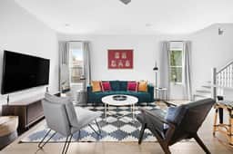 Stylish & Spacious | 8 Q/K Beds | Mins to Broadway - Image 2