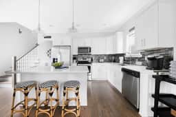 Stylish & Spacious | 8 Q/K Beds | Mins to Broadway - Image 3