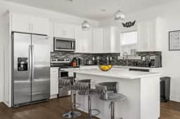 Stylish & Spacious | 8 Q/K Beds | Mins to Broadway - Image 2