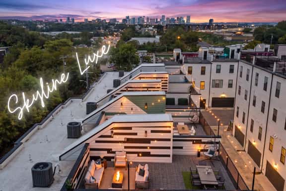Downtown Skyline Views • Luxe • Rooftop • Firepit - Image 1
