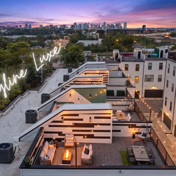 Downtown Skyline Views • Luxe • Rooftop • Firepit - Image 1