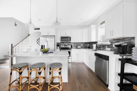 Stylish & Spacious | 8 Q/K Beds | Mins to Broadway - Image 3