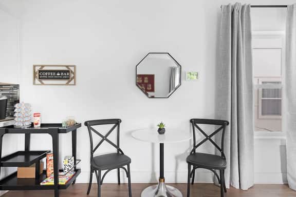 Stylish & Spacious | 8 Q/K Beds | Mins to Broadway - Image 4