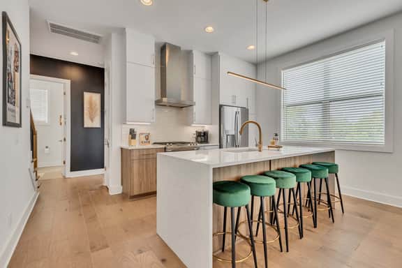 Luxe Downtown Oasis • Skyline Views • Rooftop - Image 4
