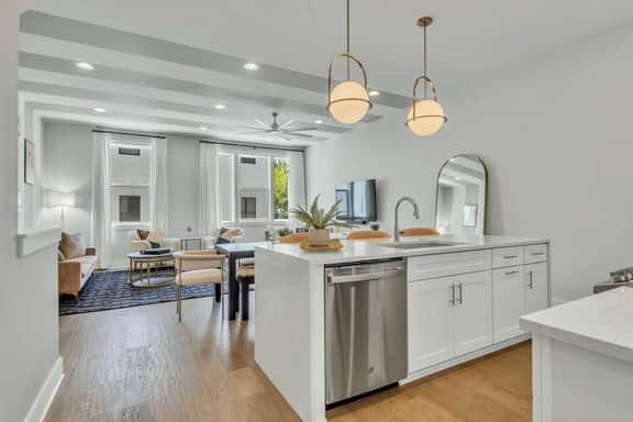 Luxury City Retreat • 14 beds • 2mi to Downtown - Image 2