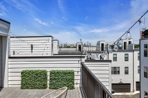 Luxury City Retreat • 14 beds • 2mi to Downtown - Image 4