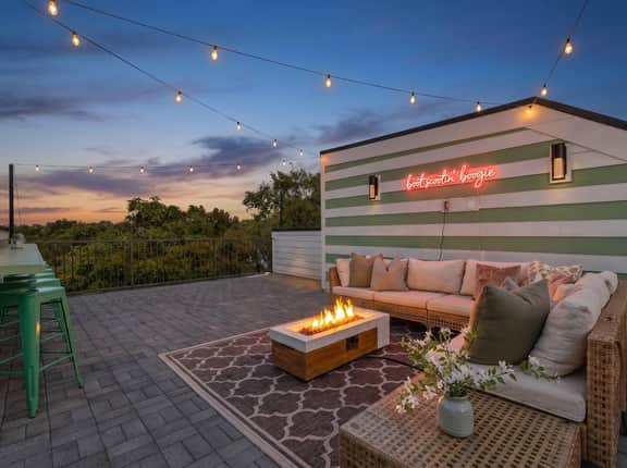 Luxe Downtown Home • DT ~2m • Rooftop • Fireplace - Image 2
