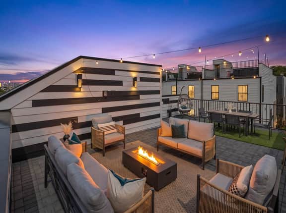 Downtown Skyline Views • Luxe • Rooftop • Firepit - Image 2