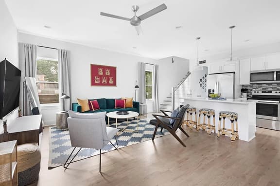 Stylish & Spacious | 8 Q/K Beds | Mins to Broadway - Image 1