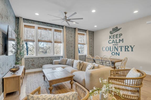 New Luxury Homes w/ Downtown Views | Sleeps 12+ - Image 1
