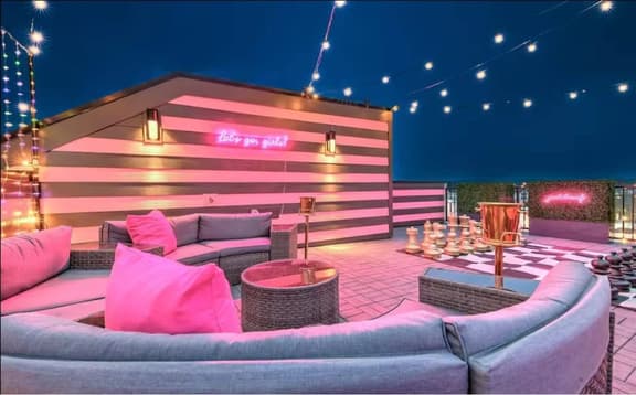 Chic Swiftie Suite w/ Rooftop & Game Room - Image 1